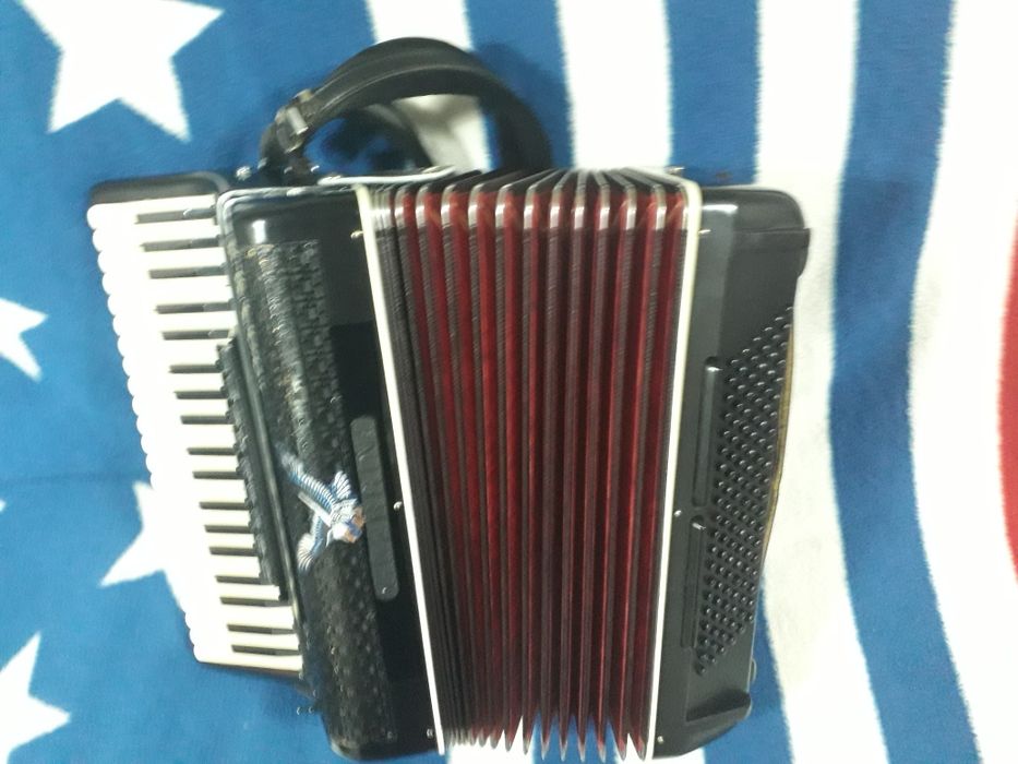 Vind acordeon Italian cu midi stare f buna  are midi moga