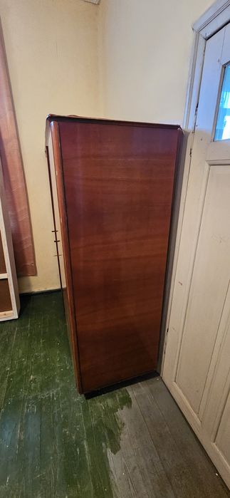 Продавам двукрилен гардероб