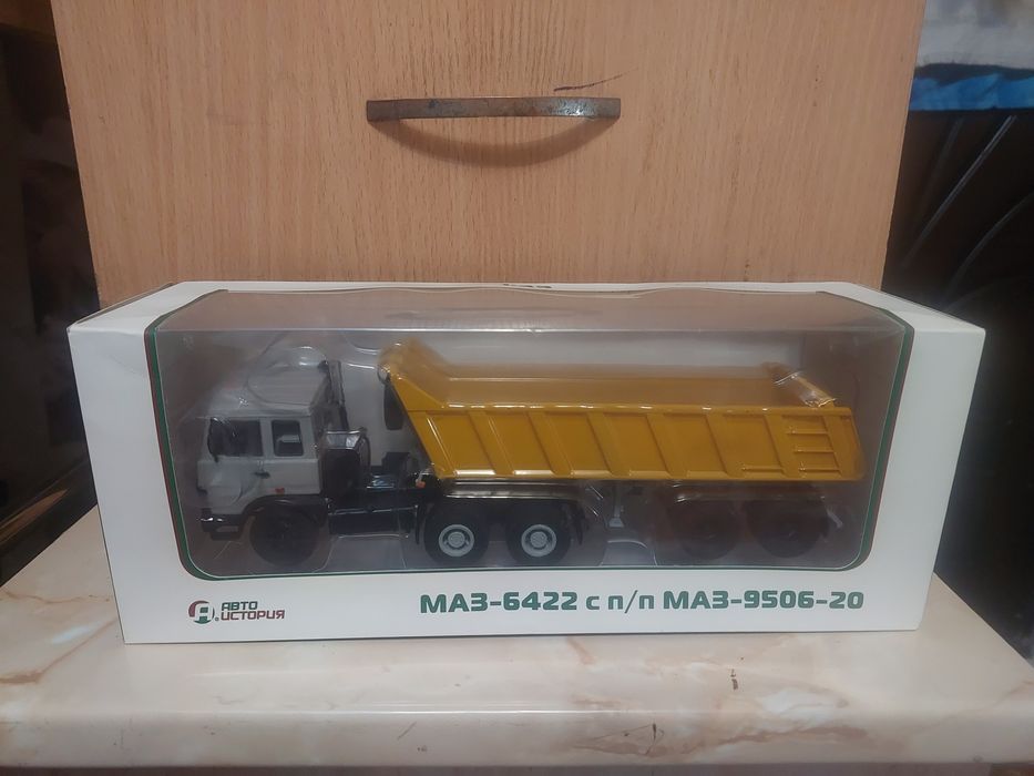 Продаю коллекционную  модельку МАЗ 6422 С САМОСВАЛЬНЫМ ПОЛУ-ПРИЦЕПОМ.