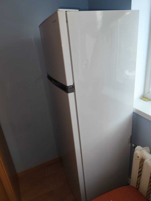 Vînd frigider Sharp, aflat într-o stare excelentă