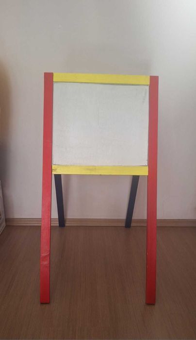 Дъска с 2 лица, за писане с тебешири и маркер. С гъба за изтриване.