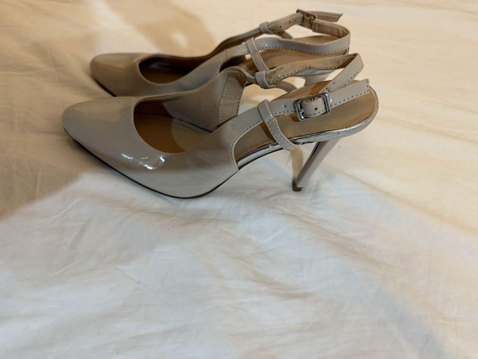 Toti pantofi la 100 de lei perechea , sunt noi sau ca si noi .