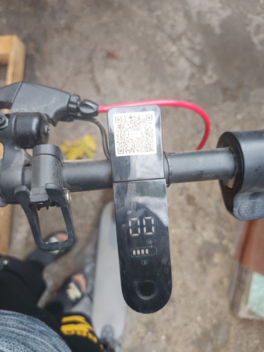 Vâd trotinetă electrcă folosită foarte puțin pentru mai multe detali