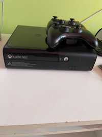 Xbox 360 конзола с оригинален джойстик и две игри