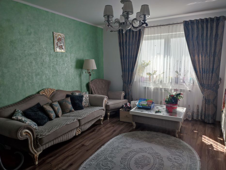 Apartament cu 3 camere decomandat + garaj