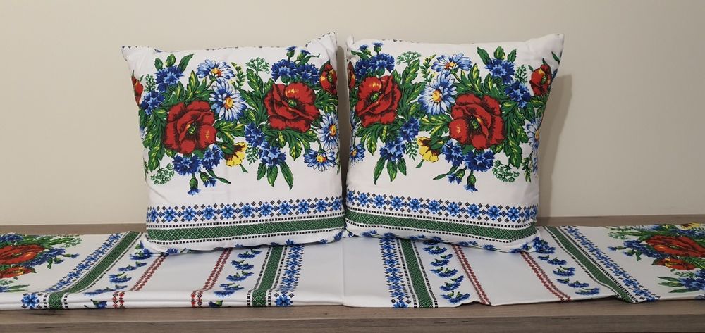 Декоративни възглавнички и покривка (тишлайфер) с мотив народни шевици