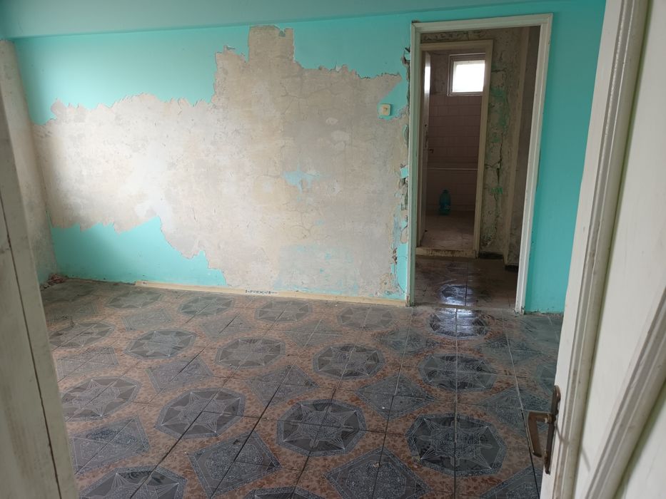 Apartament 3 camere ,baie bucătărie hol debara
