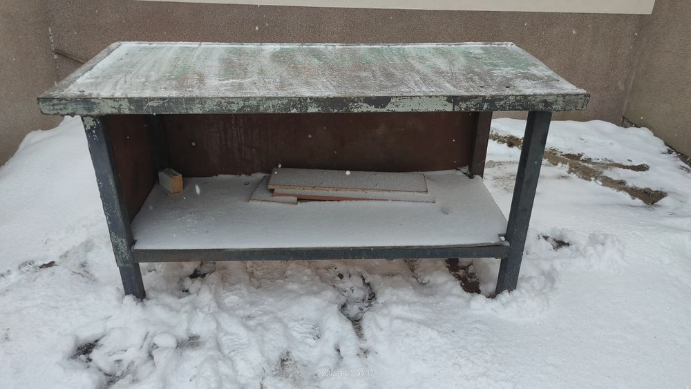 Продам металлический слесарный стол.