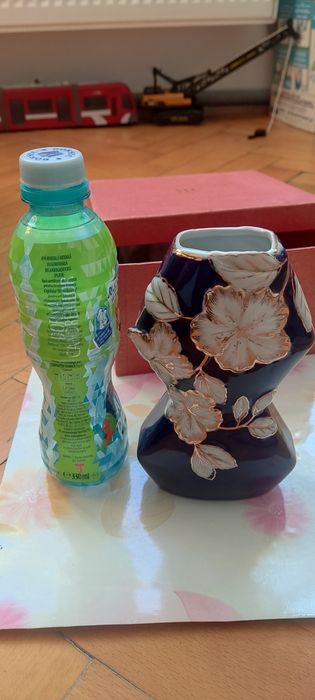 Vând o vaza Roma Rose