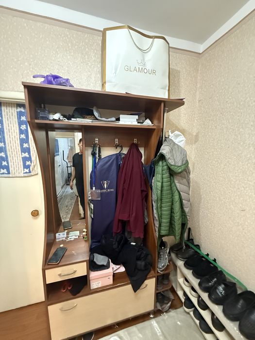 Prixoshka shkaf sotiladi