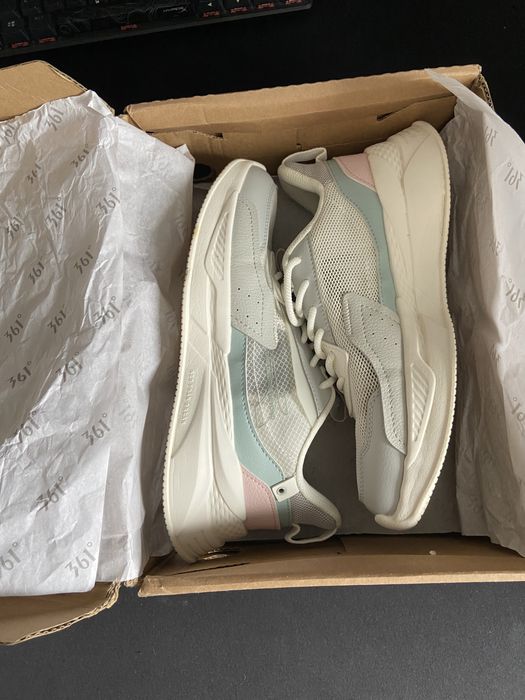 Кроссовки женские летние