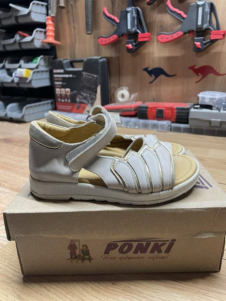 Продавам детски сандалки Ponki номер 28.
