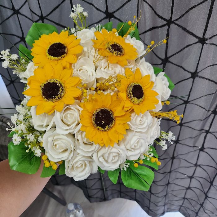 Realizez buchete și decorațiuni cu flori de sapun și flori artificiale