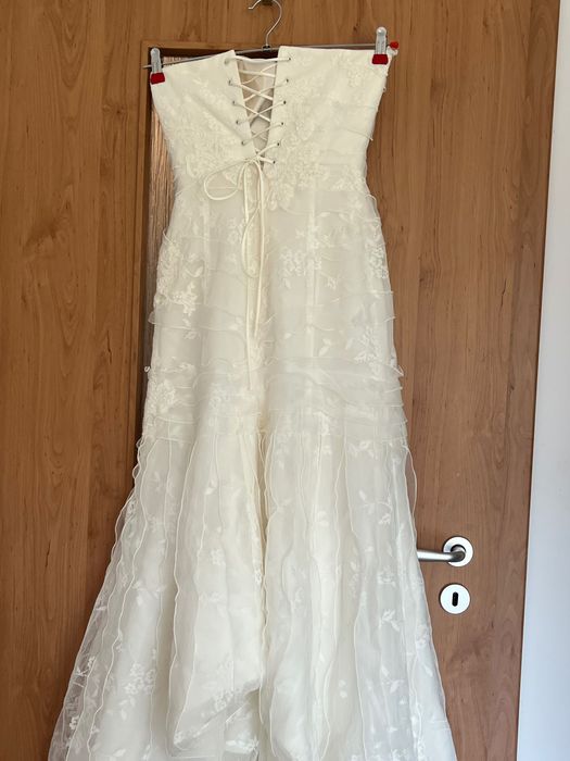 Класическа дизайнерска булчинска рокля с шлейф и було