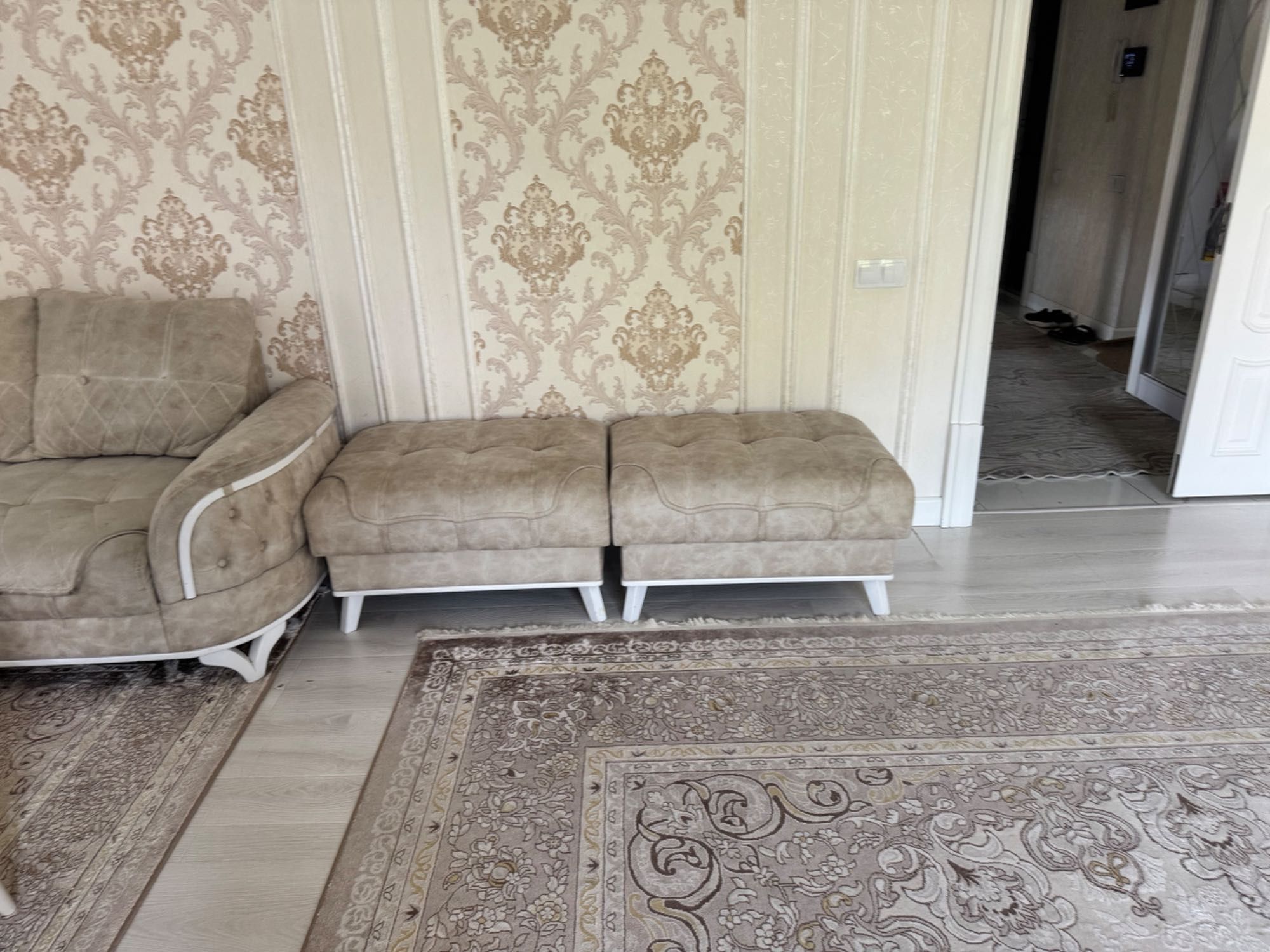 Продам мягкую мебель диван угловой с двумя пуфиками