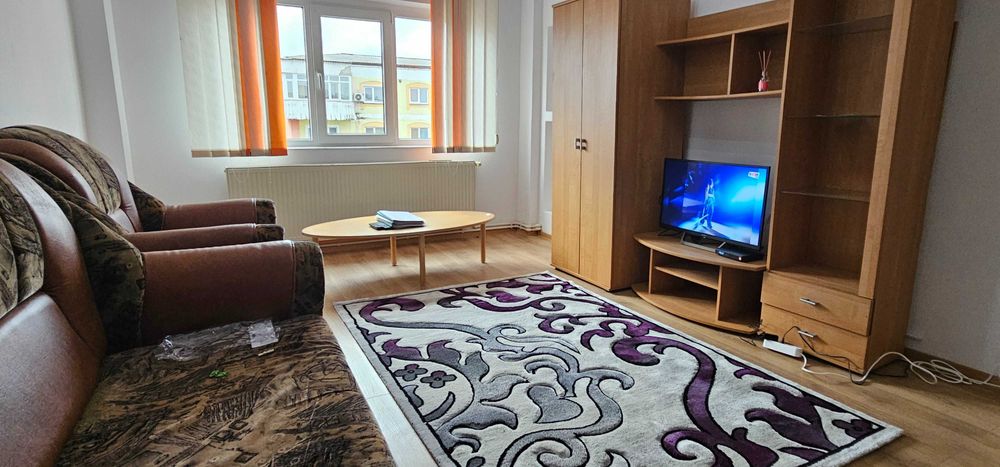 Vind Garsoniera ,mobilata 40.mp,In ROMAN-Str Roman Musat.Mobilata