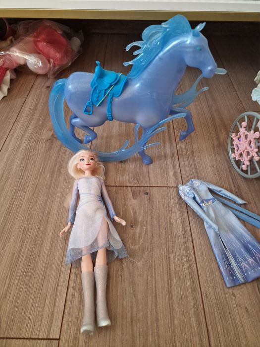 Papusă Elsa + calul Nokk+ caleașcă