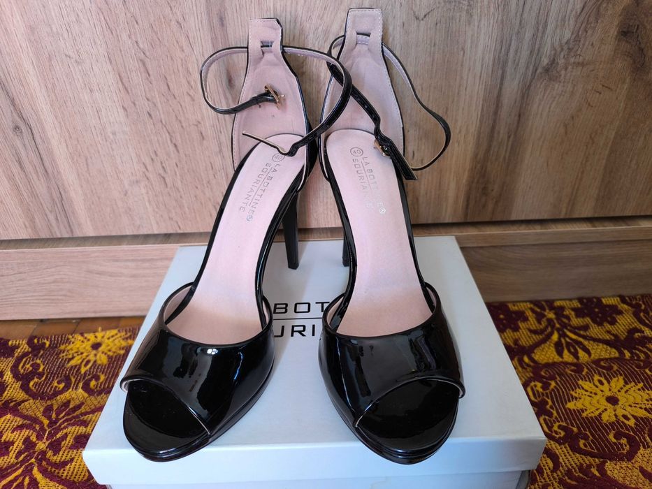 Елегантни обувки с висок ток