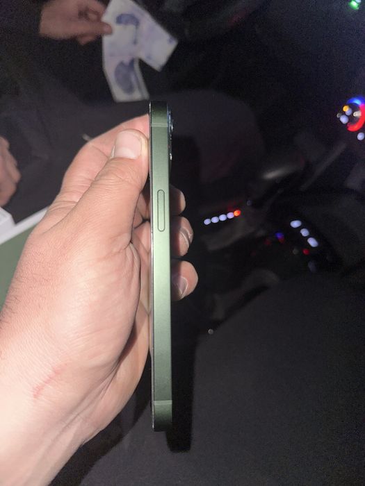 iphone 13    xotirasi 128   zangor holasi yangi 35 marta zaryad bugan