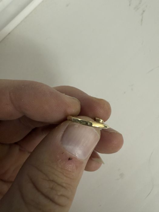 Продаю золотое кольцо с брильянтом