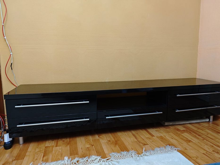 Продаем срочно тумбу под телевизор