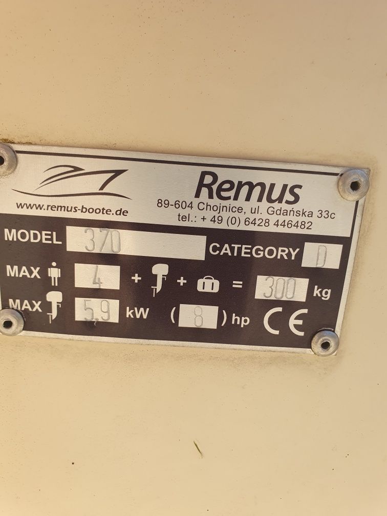 Barcă din fibră cu motor