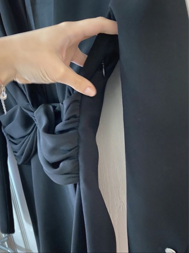 rochie neagra eleganta tip sacouz Zara