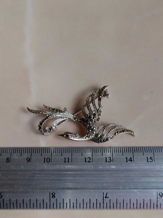 Broșă artizanală din argint cu marcasite – model Pasărea Măiastră