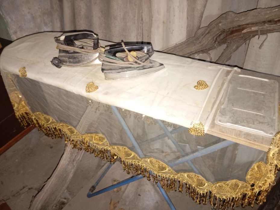 Утюги и гладильная доска советских времён рабочие