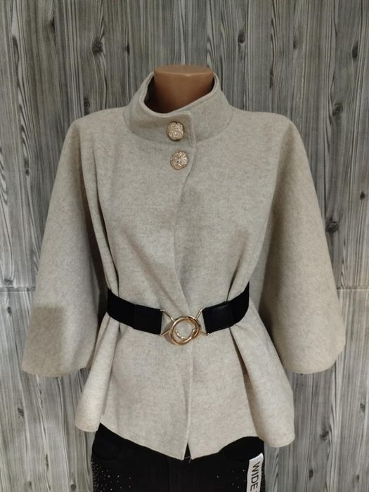 Дамско пончо със златни копчета