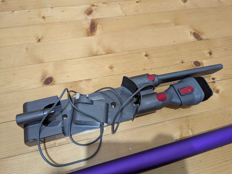 Продавам почистена прахосмукачка Dyson V7 с нова батерия и аксесоари