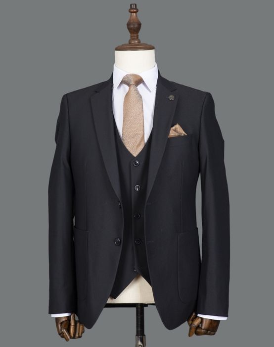 Стильный мужской черный костюм — надевался лишь раз!