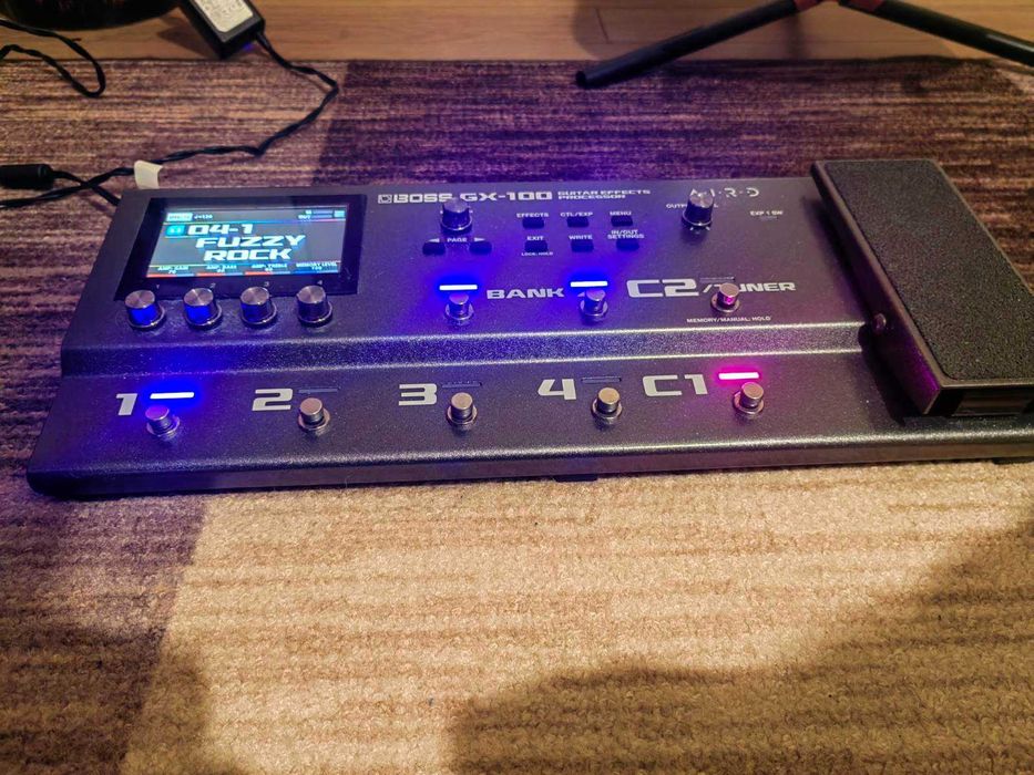 Продавам китарен процесор Boss GX-100 + подаръци