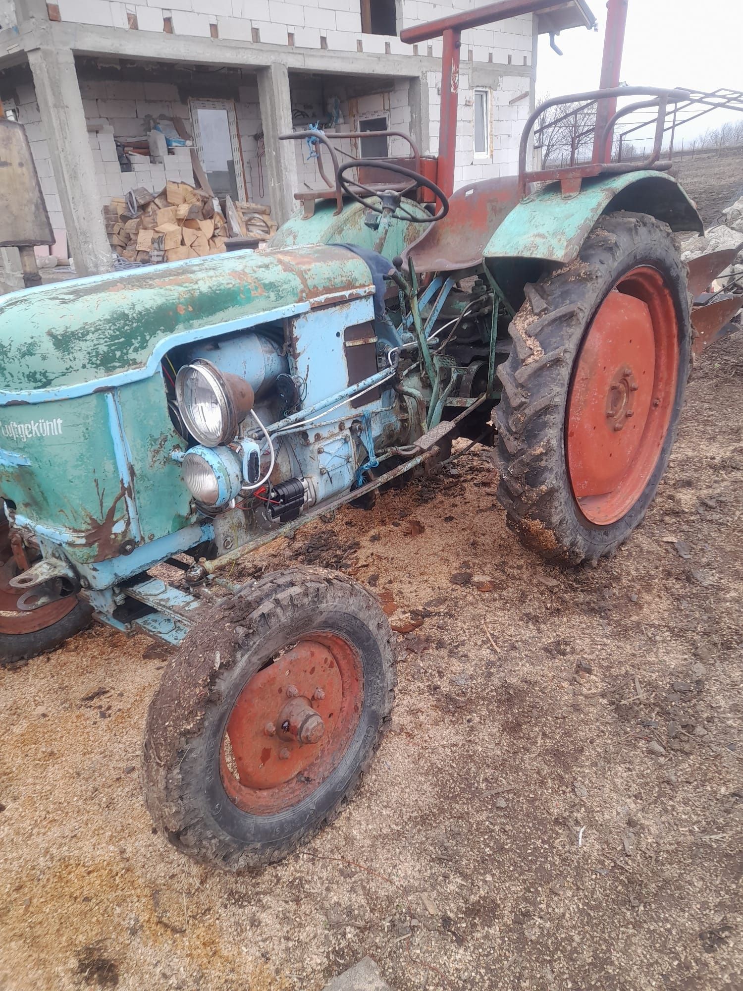 Vând tractor DEUTZ , Cu plug și prasitoare