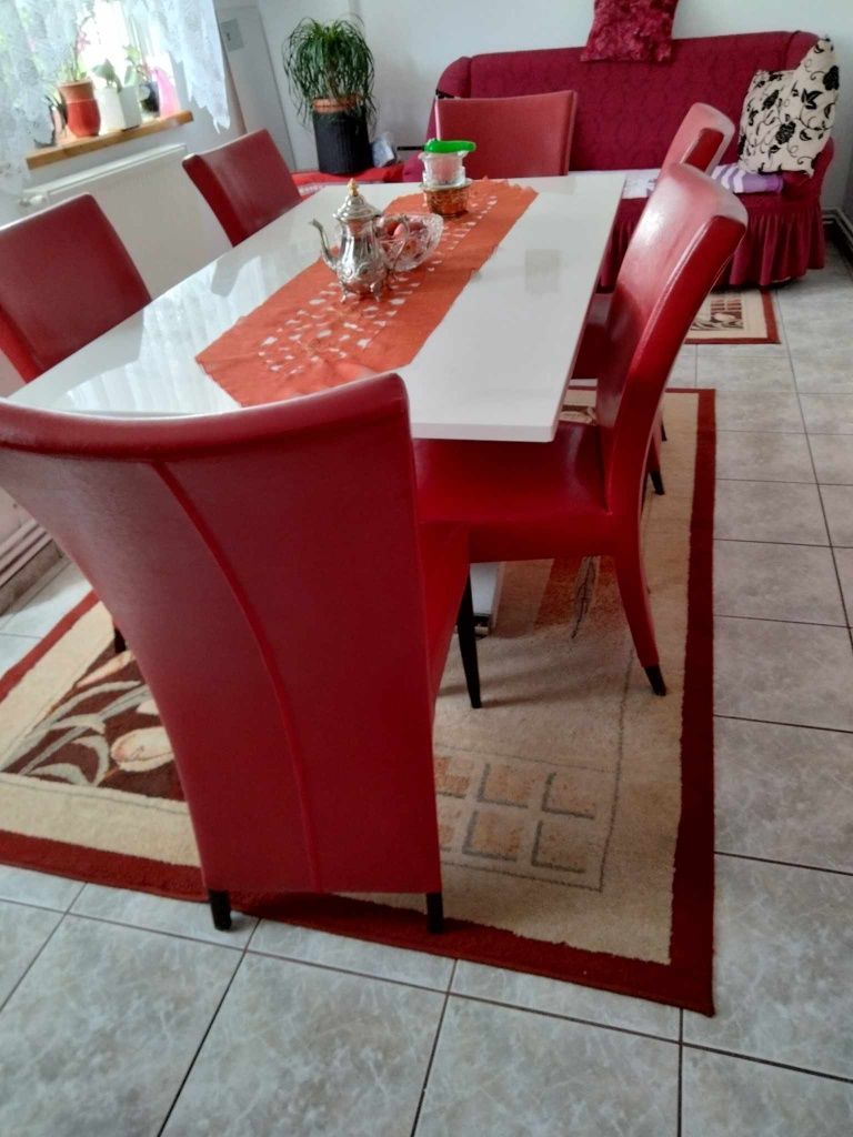 Vind masă și 6 scaune tapițate cu piele naturala culoare roșie!