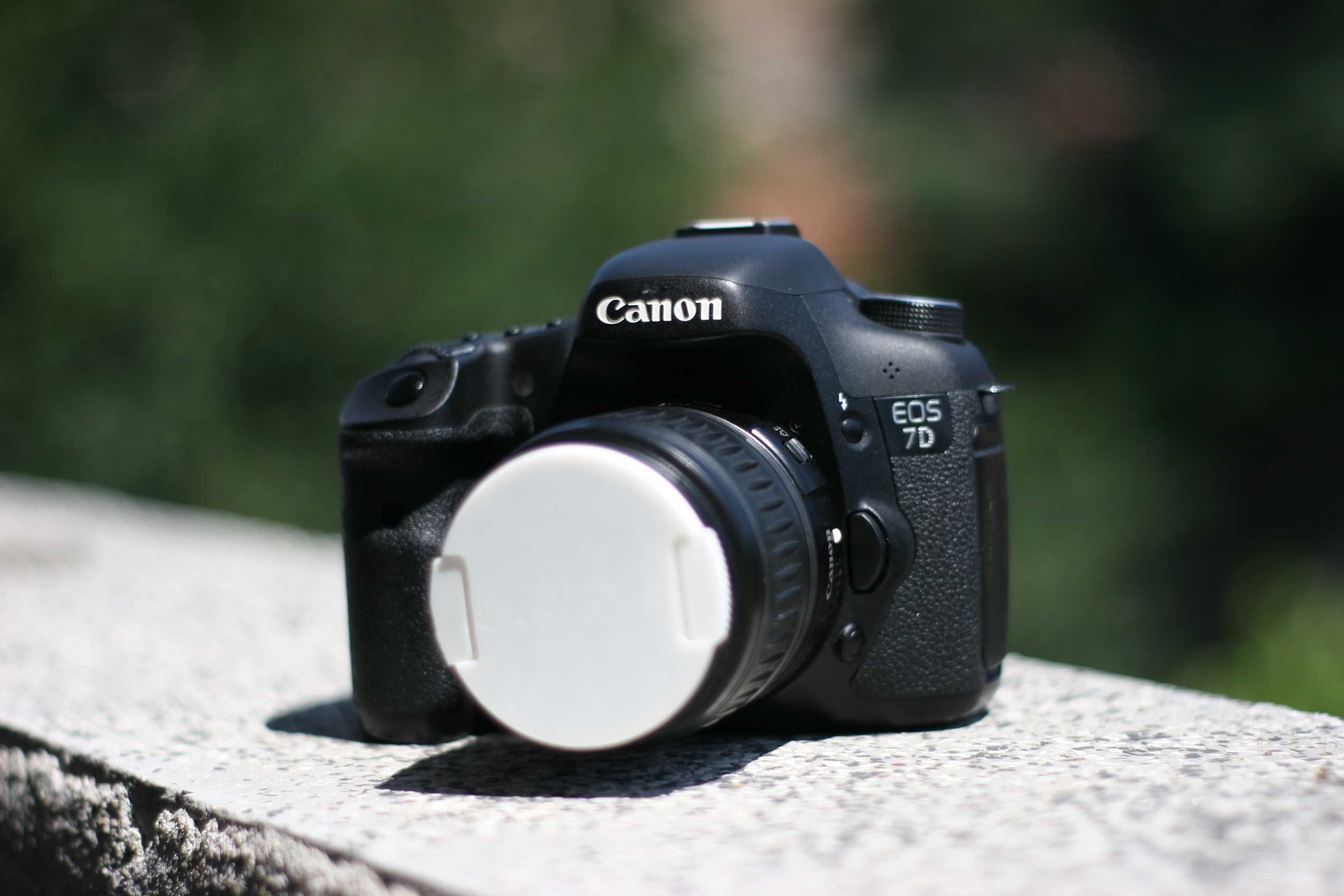 Фотоапарат Canon 7D с обектив 18-55mm, батериен грип и 2 батерии