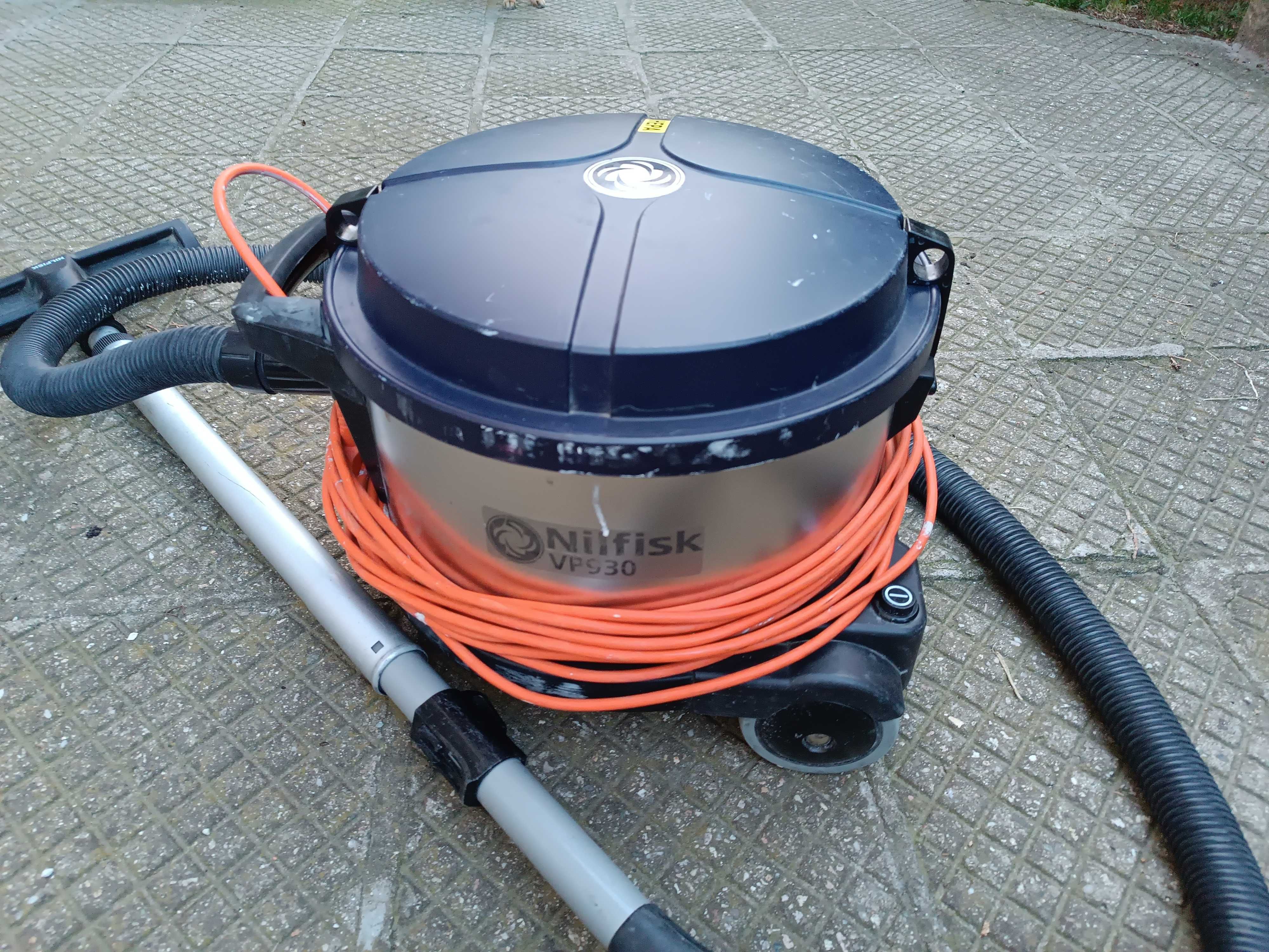 Професионална прахосмукачка Nilfisk VP930 HEPA