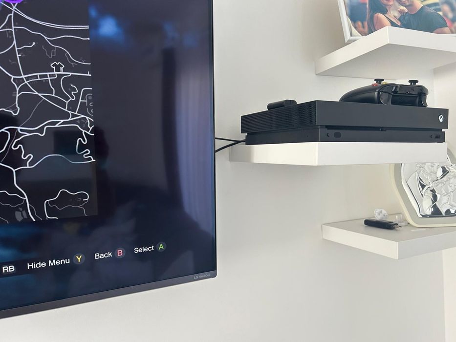 Xbox One X 1TB, cu cutie si accesorii originale, foarte putin folosit