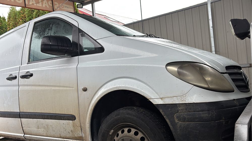 Vand  mercedes vito 111 pentru piese  lovita lateral spate