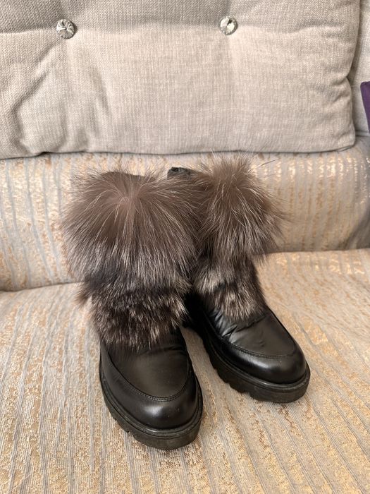 Продам обувь. Внутри натуралка. Мех тоже натуралка. Новый