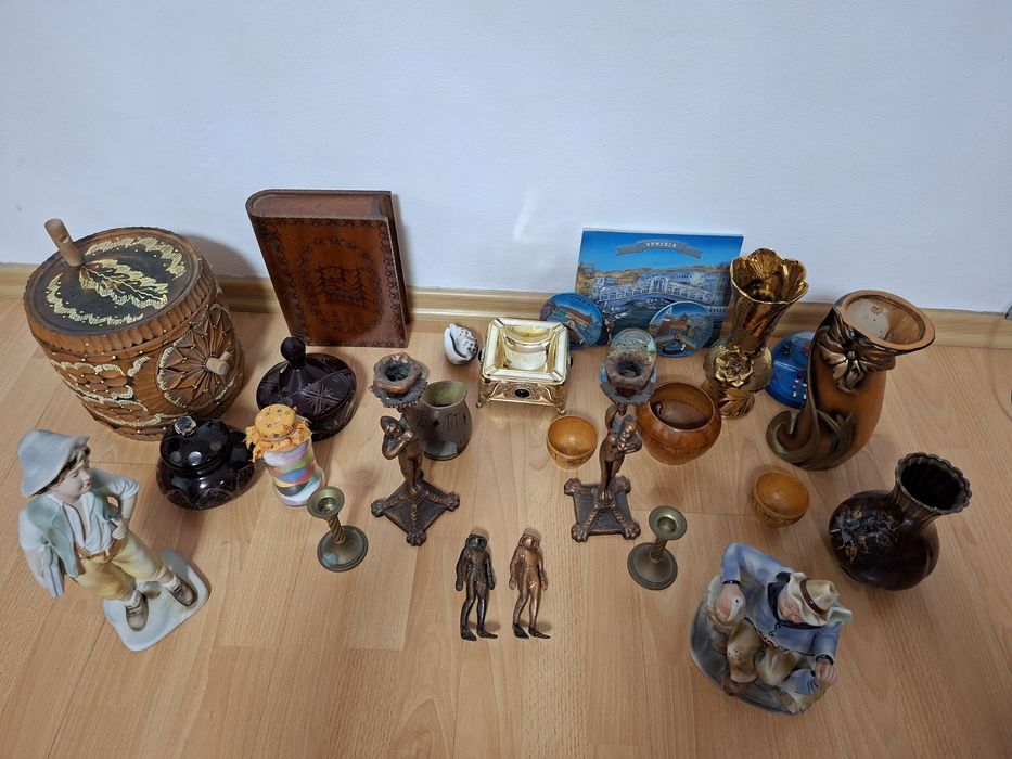 Vand bibelouri și obiecte arta- Negociabil