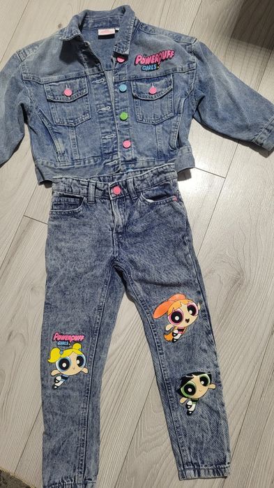 Costum de blugi fetite.