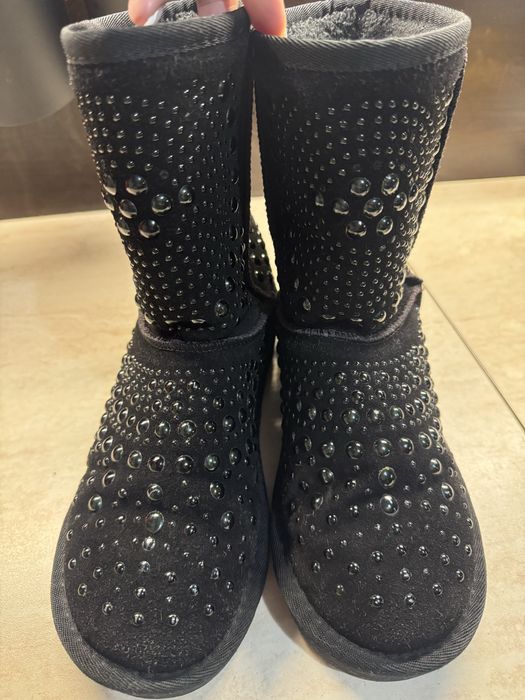 Пухкави черни ботуши с капси