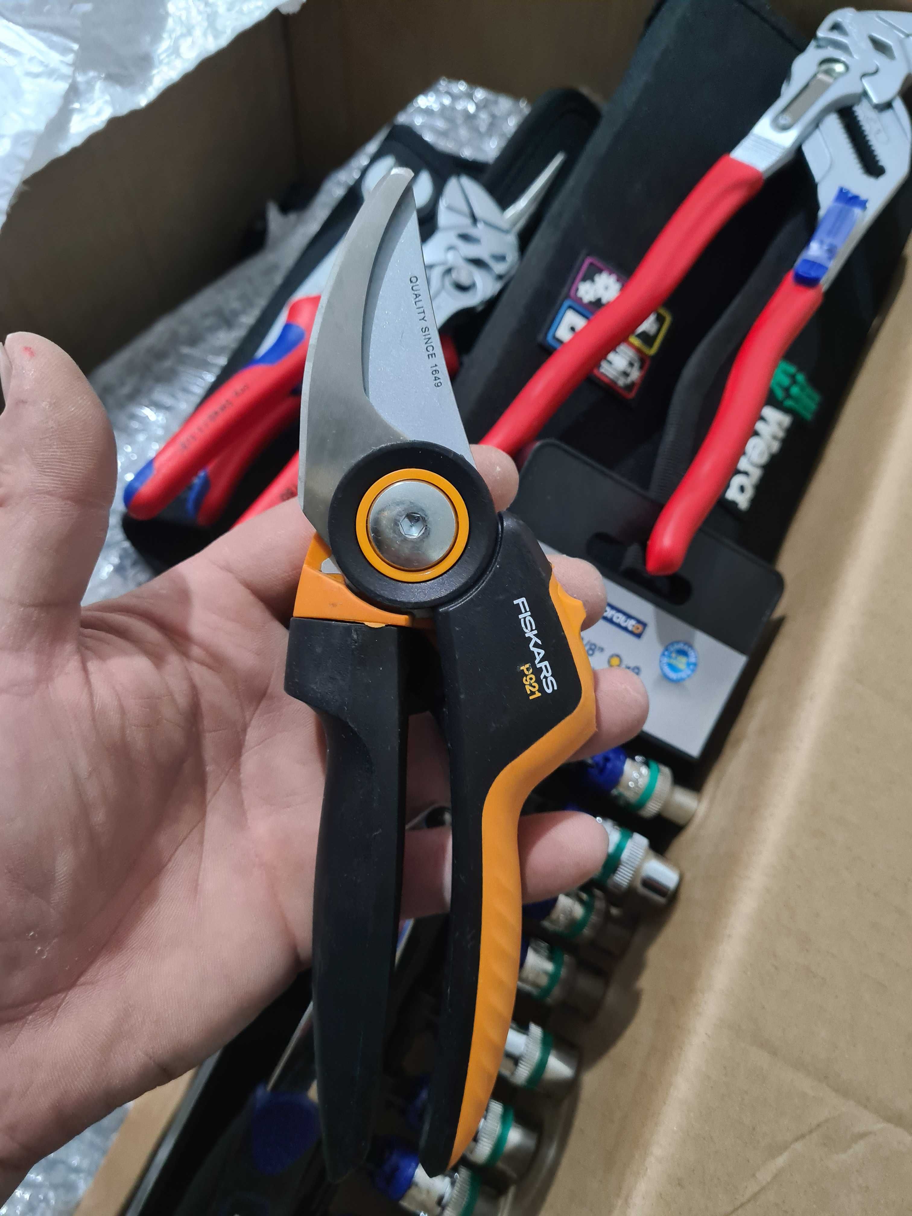 Patent Knipex plus foarfeca Fiscars