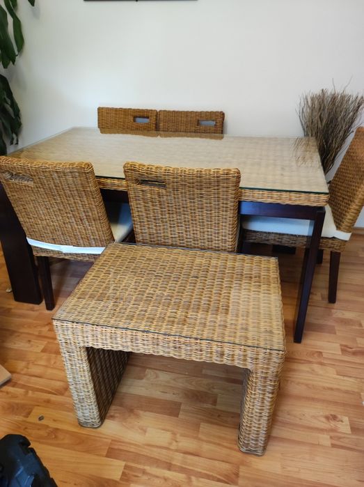 Masă, scaune și măsuță de cafea