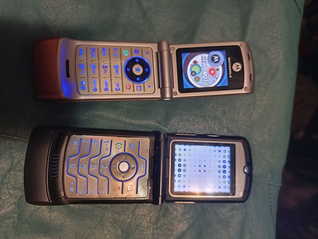 Motorola V3 și un Motorola roz
