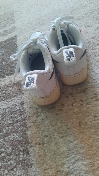 Adidași marca Nike
