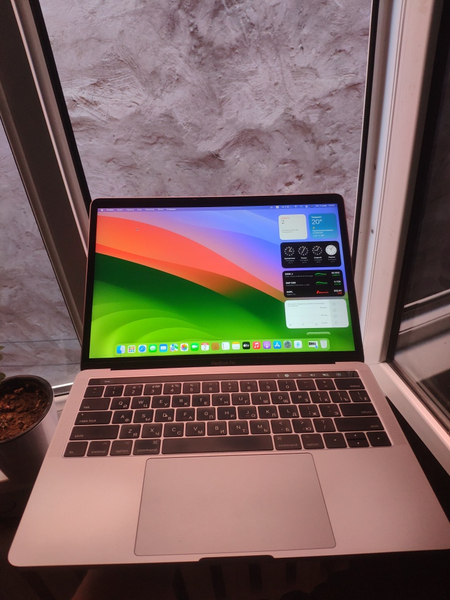 MacBook PRO. Touch Bar/Touch iD.  Или на iPhone,