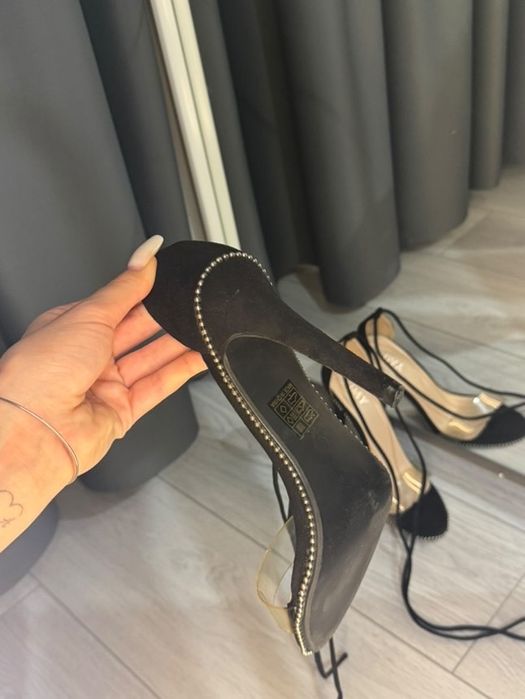 Черни сандали на ток