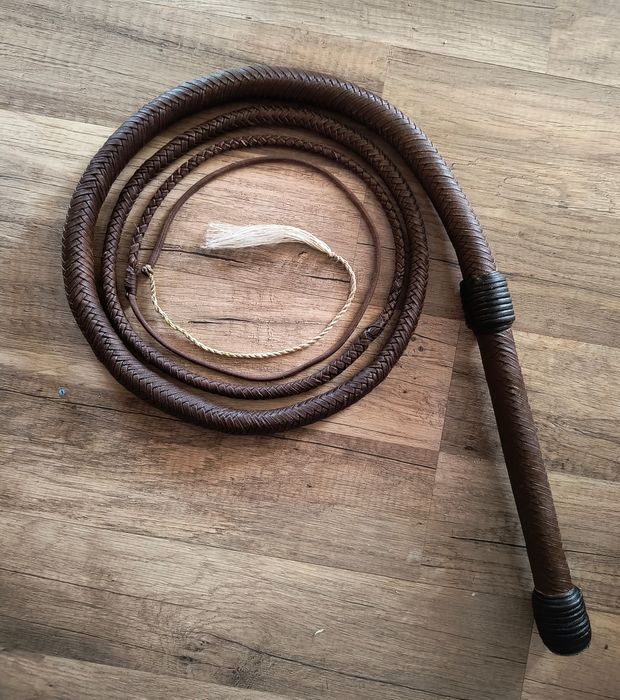 Bici Bullwhip din paracord parafinat